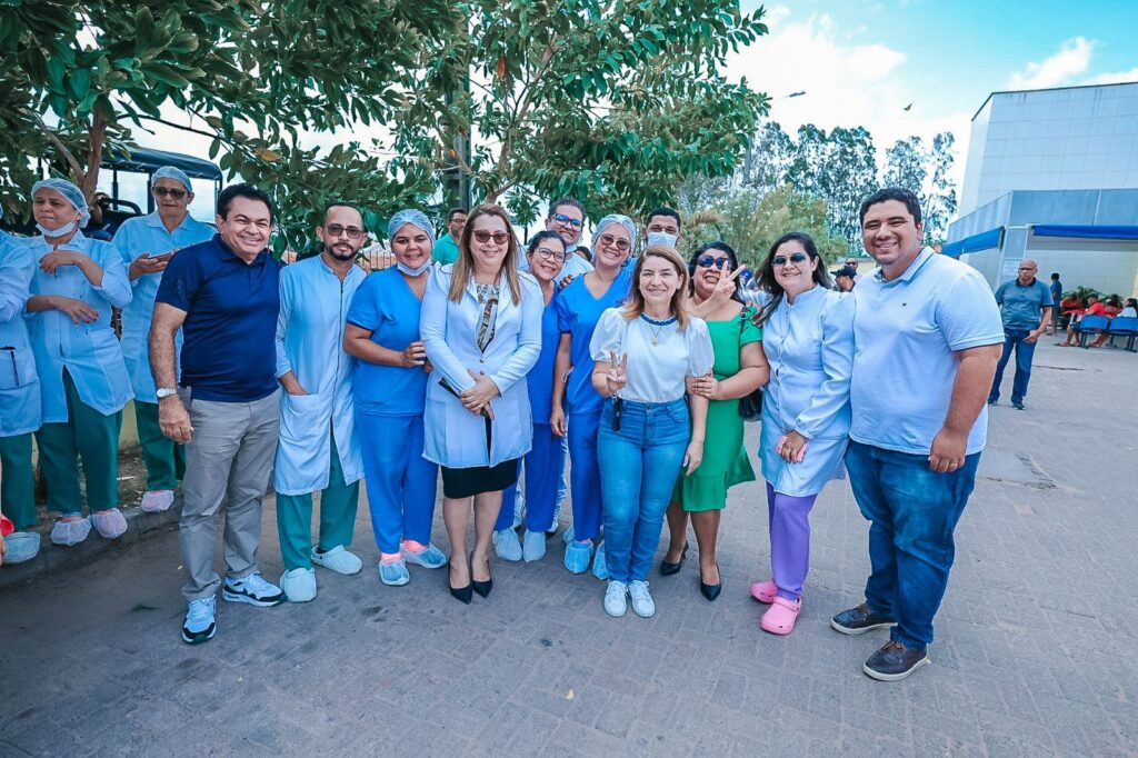 Vinicius participa de entrega de ambulância em Barreirinhas