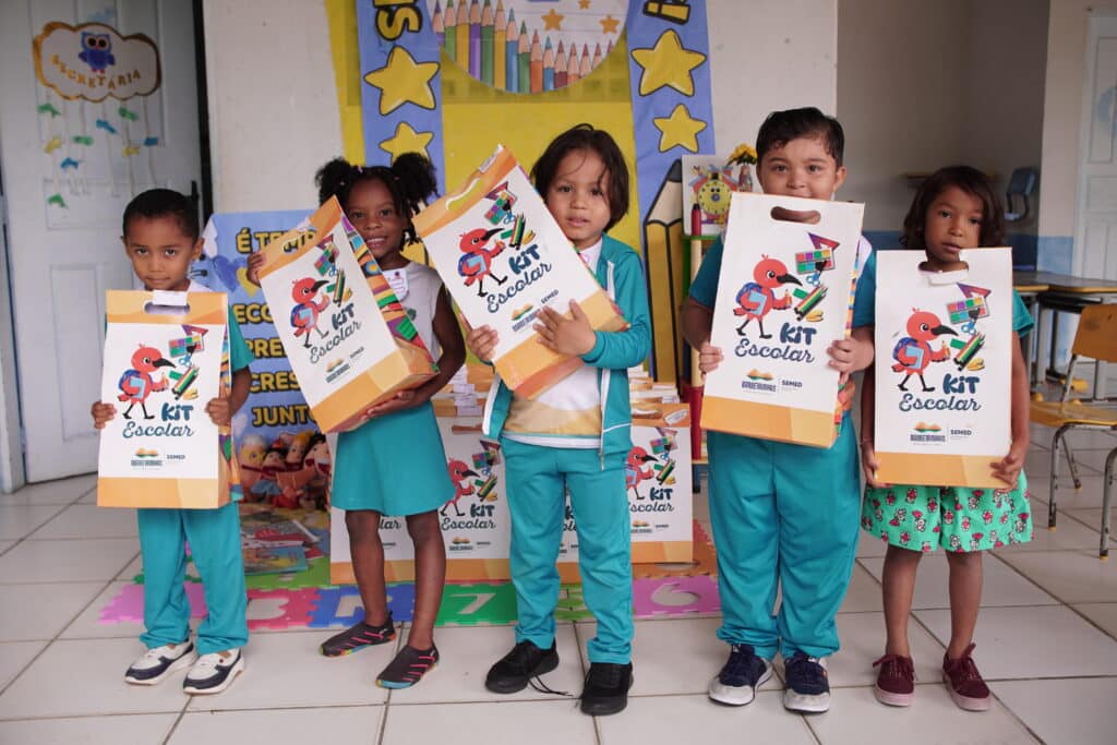 Estudantes recebem kits escolares na zona rural de Barreirinhas